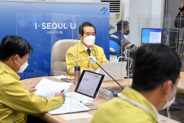 정세균 국무총리가 30일 서울시청에서 열린 코로나19 중대본 회의를 주재하고 있다.