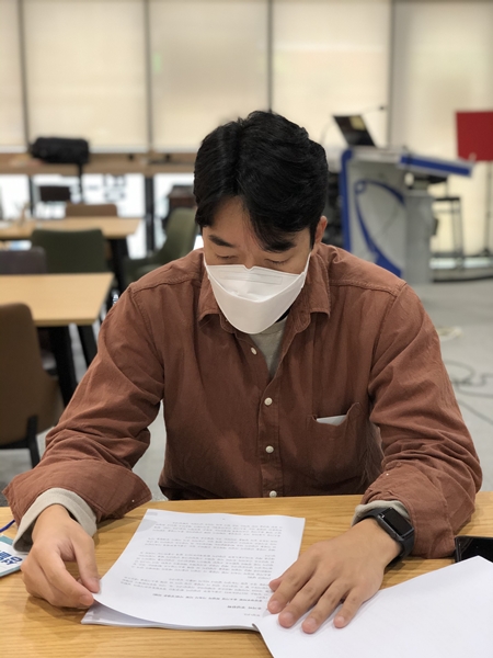 소그룹 회의에 참여하고 있는 성열준 씨.