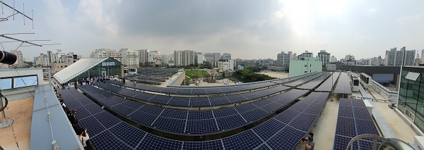 서울 강서구 공항고등학교 옥상에 설치된 태양광 패널.(사진=저작권자(c) 연합뉴스, 무단 전재-재배포 금지) 