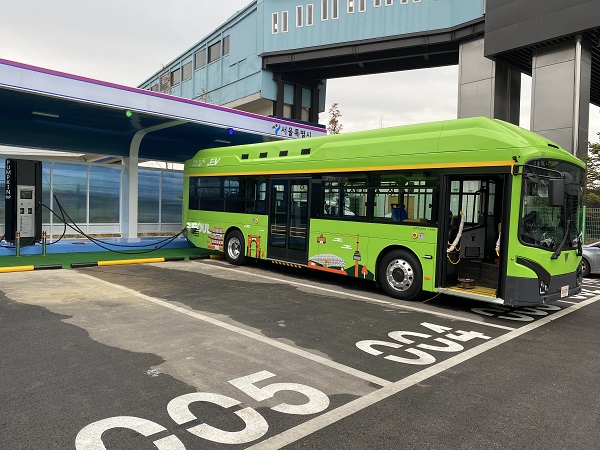 서울시가 남산공원을 경유·순환하는 녹색순환버스 4개 노선의 버스 27대를 모두 전기 저상버스로 교체한다고 5일 밝혔다. 사진은 녹색순환버스 전기버스. (사진=서울시 제공) 