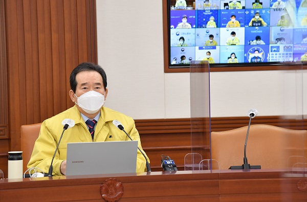 정세균 국무총리가 7일 정부서울청사에서 열린 코로나19 중대본 회의를 주재하고 있다.