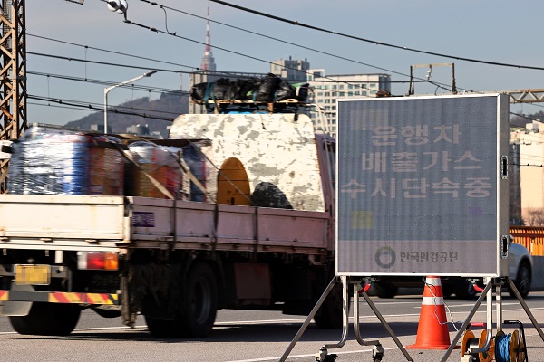 제2차 미세먼지 계절관리제가 시행된 작년 12월 1일 서울 동호대교 남단에서 한국환경공단이 설치한 배출가스 농도 단속 전광판에 관련 내용이 나오고 있다.(사진=저작권자(c) 연합뉴스, 무단 전재-재배포 금지)