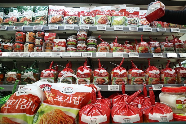 농식품부는 7일 해외에서 가장 자주 먹는 한식은 ‘김치’이고 가장 좋아하는 음식은 ‘한국식 치킨’인 것으로 나타났다고 전했다. 사진은 6일 서울의 대형마트에서 판매 중인 김치. (사진=저작권자(c) 연합뉴스, 무단 전재-재배포 금지)