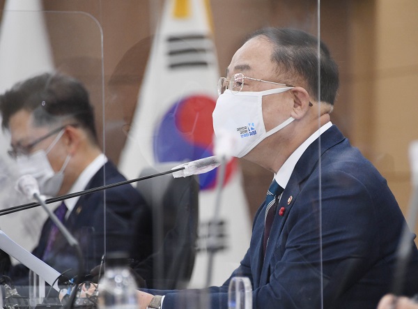 홍남기 부총리가 11일 정부세종청사에서 열린 ‘제136차 대외경제협력기금운용위원회’회의에서 ‘포스트코로나 대외경제협력기금 운용전략’을 발표하고 있다. (사진=기획재정부)