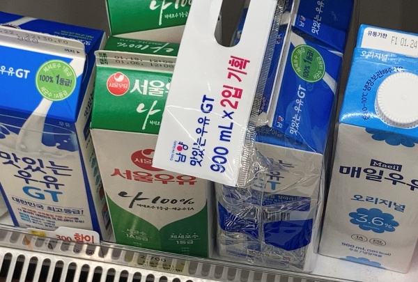 마트 우유 상품 진열대에 남아 있는 재포장된 상품