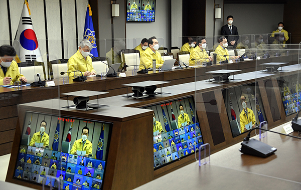 정세균 국무총리가 12일 정부세종청사에서 열린 코로나19 중대본 회의에서 발언하고 있다.