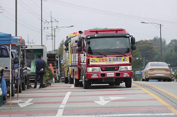 지난해 10월 22일 오전 전남 담양군 담양읍 일대에서 담양소방서 관계자들이 소방차 길 터주기를 당부하는 홍보 활동을 하고 있다.