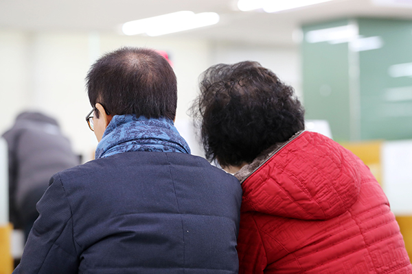 서울 중구 고용복지플러스센터를 찾은 시민들이 기초연금 상담을 위해 기다리고 있다.