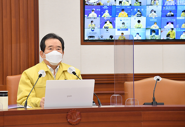 정세균 국무총리가 20일 정부서울청사에서 열린 코로나19 중대본 회의를 주재하고 있다.