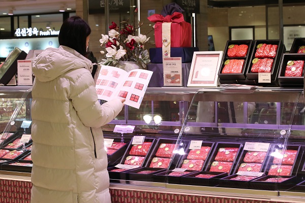설 선물세트 본판매를 시작한 18일 서울 중구 롯데백화점 본점에서 시민이 프리미엄 한우 세트를 둘러보고 있다.