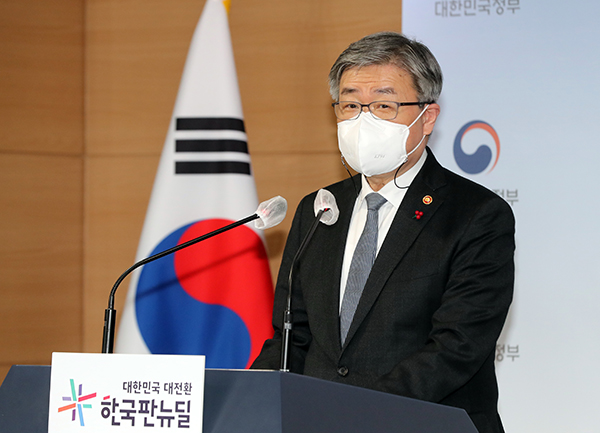 이재갑 고용노동부 장관이 21일 정부서울청사에서 산재 사망사고 감축대책에 관해 브리핑하고 있다.