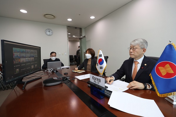 최기영 과학기술정보통신부 장관이 22일 오후 서울 중구 서울중앙우체국에서 화상회의로 개최된 '제1차 한-아세안 디지털장관회의' 에 참여해 아세안 10개국과 코로나19 이후의 디지털분야 협력방향을 논의하고 있다.(사진=과기정통부)