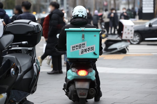 서울 시내에서 배달 라이더가 음식을 배달하고 있는 모습. (사진=저작권자(c) 연합뉴스, 무단 전재-재배포 금지)