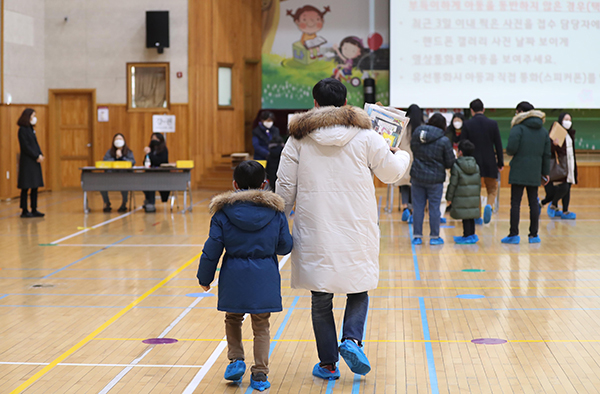 경남 창원시 마산회원구 한 초등학교에서 열린 취학 아동 예비소집일에 학부모와 취학 아동이 학교를 방문하고 있다.