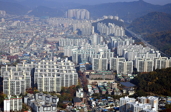 하늘에서 내려다 본 공동주택 밀집지역의 모습.