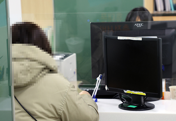 서울고용복지플러스센터에서 취업상담을 하는 시민.