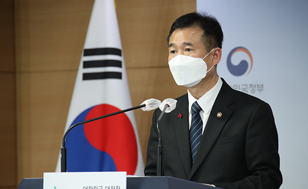 이건리 국민권익위원회 부위원장이 26일 정부서울청사 브리핑실에서 '2020년 부패방지 시책평가' 결과를 발표하고 있다.