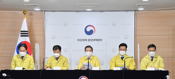 김용범 기획재정부 차관이 27일 서울 광화문 정부서울청사에서 열린 ‘제28차 비상경제 중대본 회의 겸 제1차 혁신성장전략회의’ 정례브리핑에서 주요내용을 발표하고 있다. (사진=기획재정부)