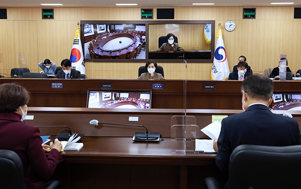 유은혜 사회부총리 겸 교육부 장관이 27일 오후 세종시 정부세종청사에서 서울과 영상으로 연결해 열린 제2차 사회관계장관회의를 주재하며 발언하고 있다.