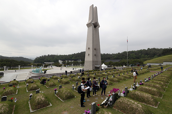 5·18 민주화운동 40주년을 맞은 지난해 5월 18일 광주 북구 운정동 국립 5·18민주묘지에서 추모객이 열사 묘소를 참배하고 있다. (사진=저작권자(c) 연합뉴스, 무단 전재-재배포 금지)
