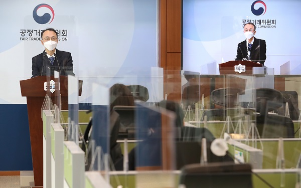 황윤환 공정거래위원회 약관심사과장이 27일 오전 세종시 정부세종청사에서 국내 6개 온라인동영상 서비스 플랫폼 사업자(넷플릭스, 웨이브, 티빙, 시즌, 왓챠, 구글)의 서비스 이용약관을 심사, 7개 유형의 불공정 약관조항 시정과 관련해 브리핑하고 있다. (사진=저작권자(c) 연합뉴스, 무단 전재-재배포 금지)