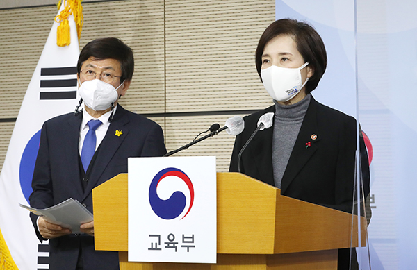 유은혜 사회부총리 겸 교육부 장관(오른쪽)과 전국시도교육감협의회장을 맡고 있는 최교진 세종시 교육감이 28일 오전 세종시 정부세종청사에서 2021학년도 학사 및 교육과정 운영 지원방안 등을 발표하고 있다.
