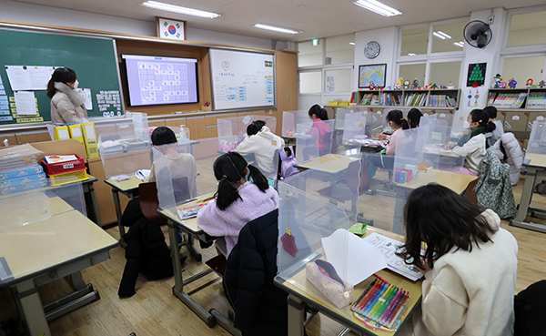 유은혜 사회부총리 겸 교육부 장관이 2021학년도 학사 및 교육과정 운영 지원방안 등을 발표한 28일 서울 용원초등학교에서 학생들이 수업하고 있다.