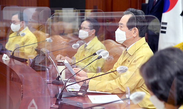 정세균 국무총리가 1일 서울 세종로 정부서울청사에서 열린 코로나19 중대본 회의에서 발언하고 있다.
