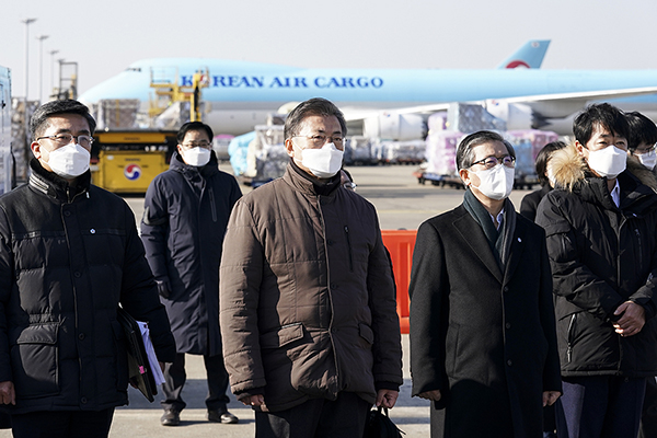 문재인 대통령이 3일 오전 인천국제공항 대한항공 화물터미널에서 코로나19 백신 수송 모의훈련을 참관하고 있다. (사진=청와대)