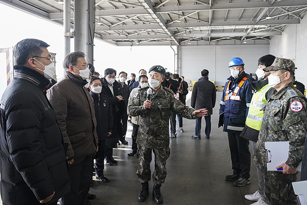 문재인 대통령이 3일 오전 인천국제공항 대한항공 화물터미널에서 열린 코로나19 백신 수송 모의훈련에서 박주경 코로나19 예방접종추진단 수송지원본부장으로 부터 백신 수송에 대한 설명을 듣고 있다. (사진=청와대)