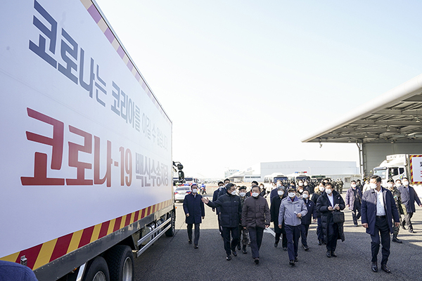 문재인 대통령이 3일 오전 인천국제공항 대한항공 화물터미널에서 열린 코로나19 백신 수송 모의훈련에서 백신 수송 차량에 대한 설명을 들으며 이동하고 있다. (사진=청와대)