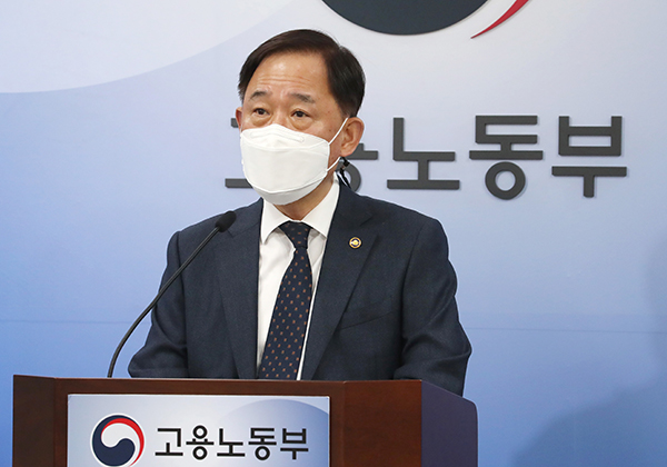 박화진 고용노동부 차관이 지난 2일 세종시 정부세종청사에서 2021년 고용노동부 업무계획 사전 브리핑을 하고 있다.