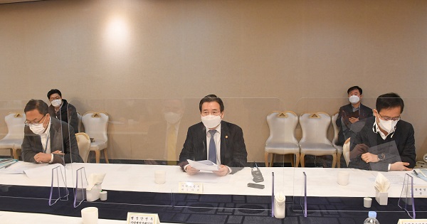 김용범 기획재정부 차관이 5일 서울 광화문 정부서울청사에서 열린 ‘계란 등 설 성수품 가격안정 민관합동 TF 회의’를 주재, 모두발언을 하고 있다. (사진=기획재정부)