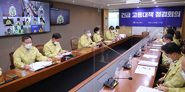 9일 중구 서울노동청에서 이재갑 고용부 장관(왼쪽 세번째)이 고용대책 점검회의를 하고 있다.