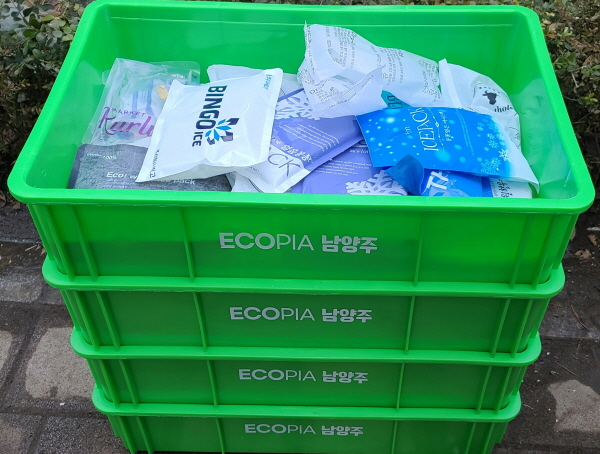 아이스팩은 일반 쓰레기로 버리거나 별도 분리수거함이 있는 경우 재활용한다.