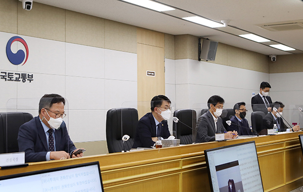 윤성원 국토부 제1차관이 업무계획을 온라인 브리핑하고 있다.