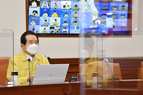 정세균 국무총리가 17일 정부서울청사에서 열린 코로나19 중대본 회의를 주재하고 있다.