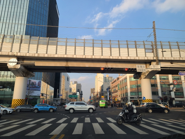 사람과 동일하게 횡단보도를 건너 주행하는 이륜차