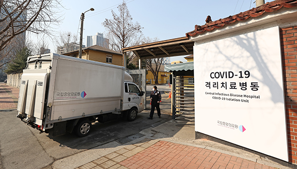 21일 오전 서울 중구 국립중앙의료원에 마련된 중앙예방접종센터에 의료원 차량이 들어가고 있다.