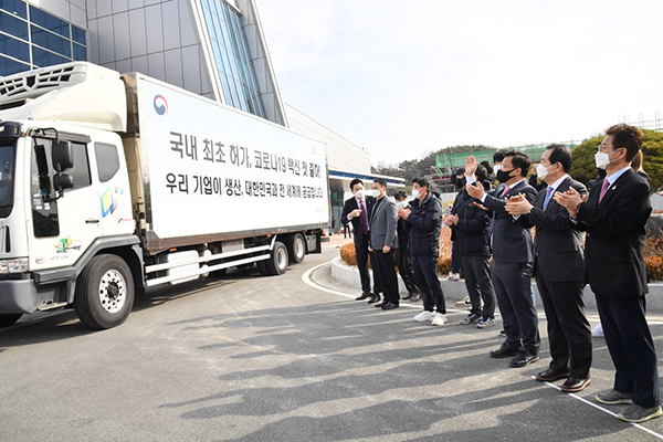 24일 경북 안동 SK바이오사이언스에서 열린 백신 첫 출하식에서 정세균 국무총리와 참석자들이 이천 물류센터로 이송되는 백신 수송차량을 환송하고 있다.