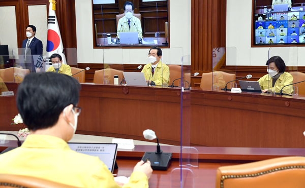 정세균 국무총리가 25일 정부서울청사에서 열린 코로나19 중대본 회의를 주재하고 있다.