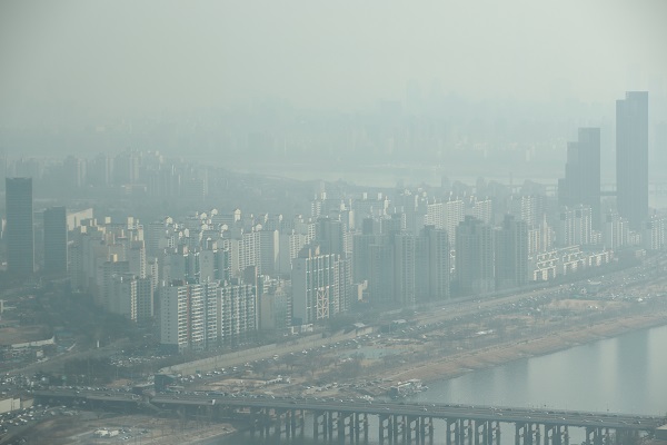 지난 21일 서울 및 경기 지역 미세먼지 농도가 나쁨 수준을 보인 가운데 서울 영등포구 63스퀘어에서 바라본 서울 시내 모습. (저작권자(c) 연합뉴스, 무단 전재-재배포 금지)