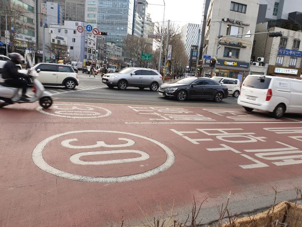 원당초등학교 앞 진입 도로를 붉은색 아스팔트콘크리트로 포장했다.