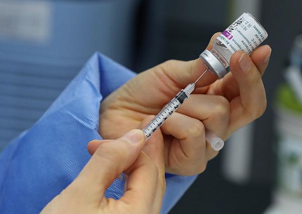 보건소 관계자가 아스트라제네카 백신을 주사기에 옮겨 담고 있다.