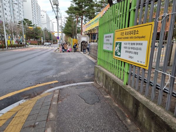 2021년 첫 등교 현장, 학교 교문에 모여드는 많은 아이들을 볼 수 있었다.