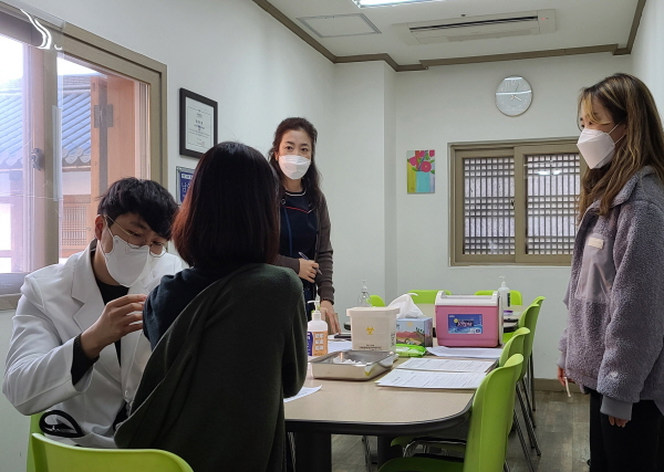 아스트라제네카 백신 접종 현장이 평온하게 느껴진다.