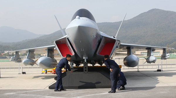 공군의 한국형 차세대 전투기(KF-X)의 실물모형.(저작권자(c) 연합뉴스, 무단 전재-재배포 금지)