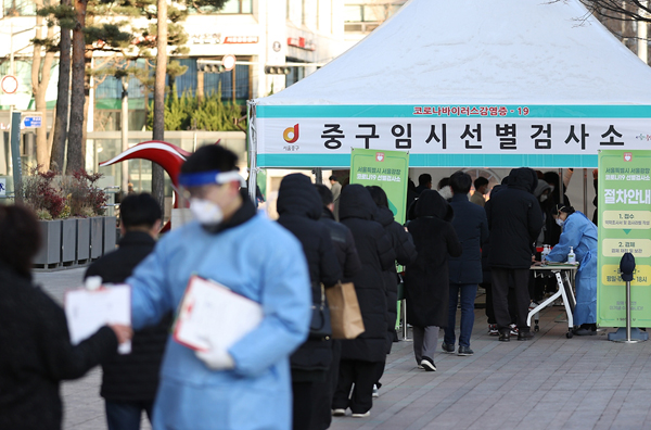 서울 중구 서울광장에 마련된 코로나19 검사 채취를 위한 중구 임시 선별검사소에서 시민들이 검사를 받기 위해 대기하고 있다.