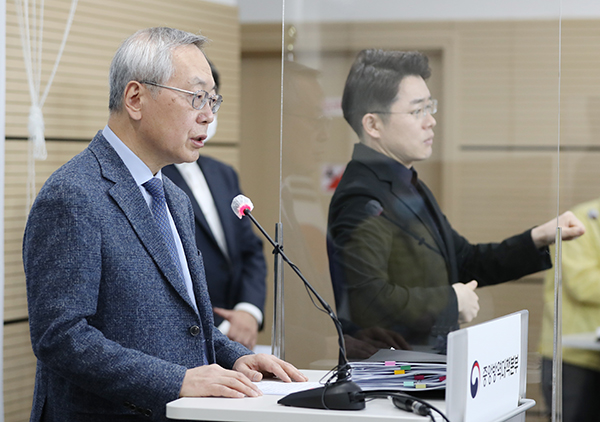 예방접종 피해조사반장인 김중곤 서울의료원 소아청소년과장이 8일 오후 충북 청주시 질병관리본부에서 코로나19 예방접종 후 사망 사례와 백신 접종 간 연관성이 있는지를 검토한 회의 결과를 발표하고 있다.