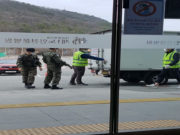 지난 2월 28일 아스트라제네카 백신 호송차량이 군과 경찰의 호위를 받아 대전시립 제1노인전문병원에 도착한 모습. (사진=대전시립 제1노인전문병원)